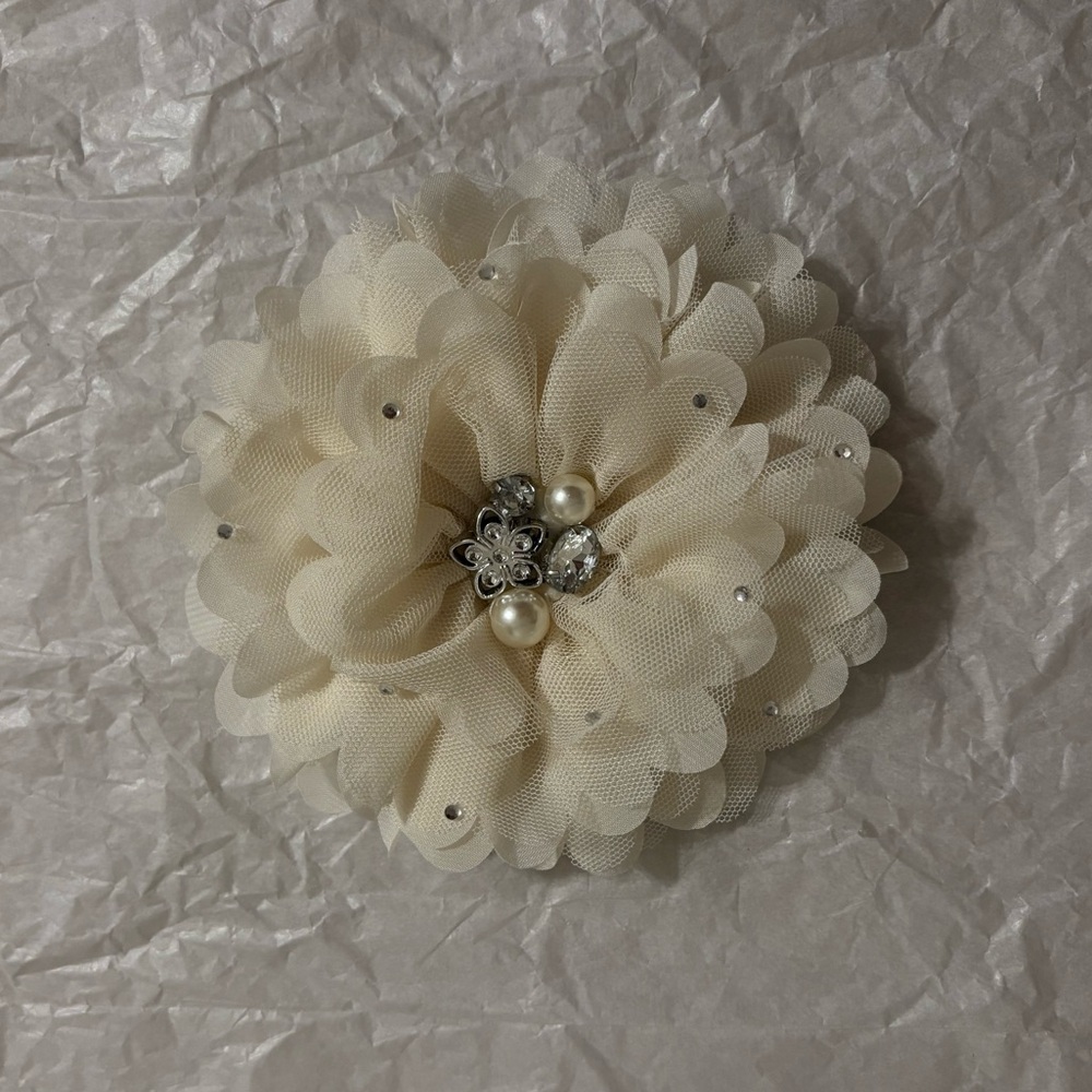 White & Diamond Floral Hair Clip